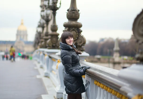 Fröhliches Mädchen in Paris an einem Frühlings- oder Wintertag — Stockfoto