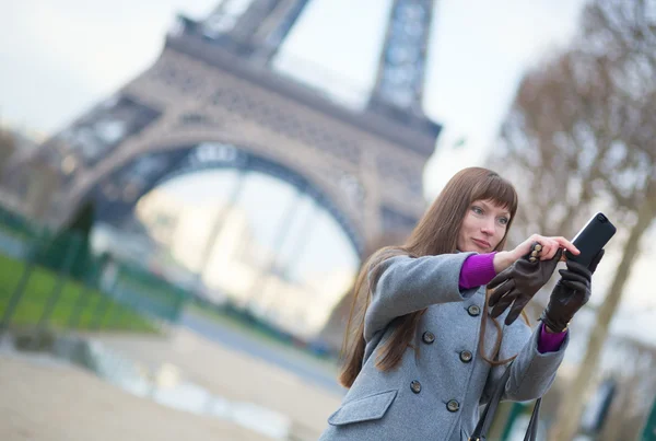 Tourist in Paris taking a picture of herself — Stock Photo, Image