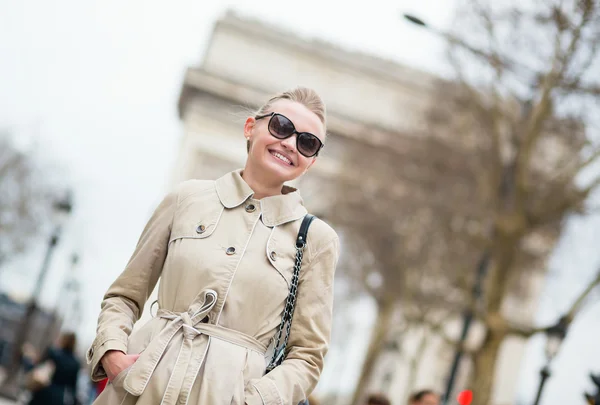 Счастливая юная леди в Париже — стоковое фото