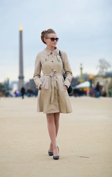 Beautiful Parisian woman with Egyptian obelisk — Stock Photo, Image