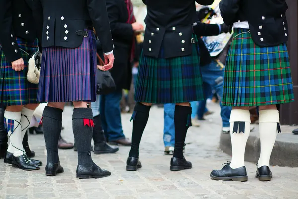 Άνδρες σε παραδοσιακές σκωτσέζικες φούστες — Φωτογραφία Αρχείου