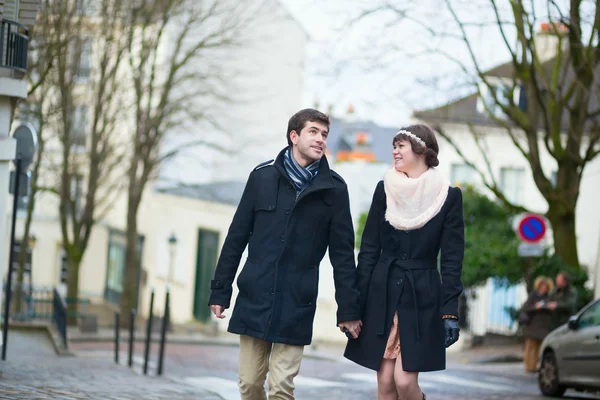 Ευτυχισμένο ζευγάρι κάνοντας μια βόλτα στο Παρίσι — Φωτογραφία Αρχείου