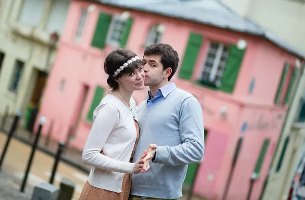 Verliefde paar op montmartre in Parijs — Stockfoto