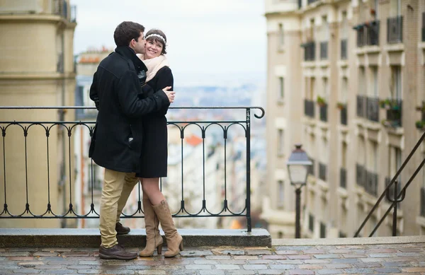 Romantisch paar knuffelen op montmartre heuvel — Stockfoto