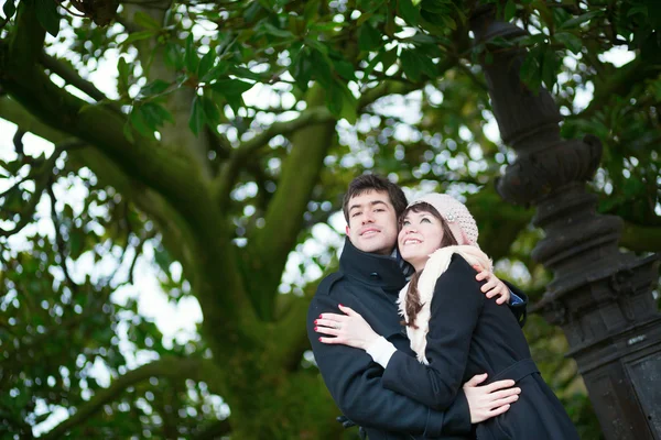 Schönes Paar umarmt sich auf dem Montmartre — Stockfoto
