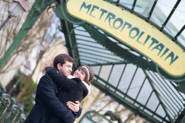 Paris metro işaret altında mutlu çift