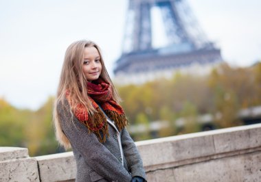 Paris'te genç kız