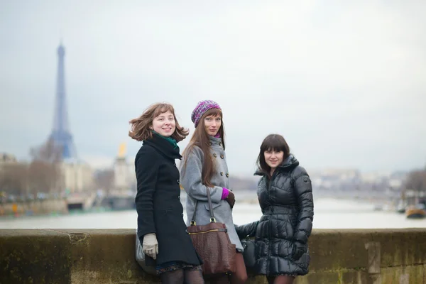 Друзья в Париже вместе — стоковое фото