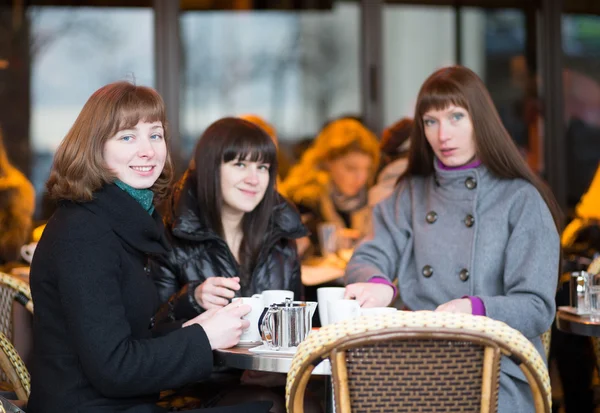 Friends in a Parisian street cafe — Stock Photo, Image