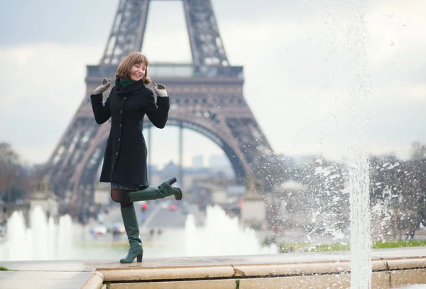 Veselá dívka v blízkosti Eiffelovy věže v Paříži — Stock fotografie