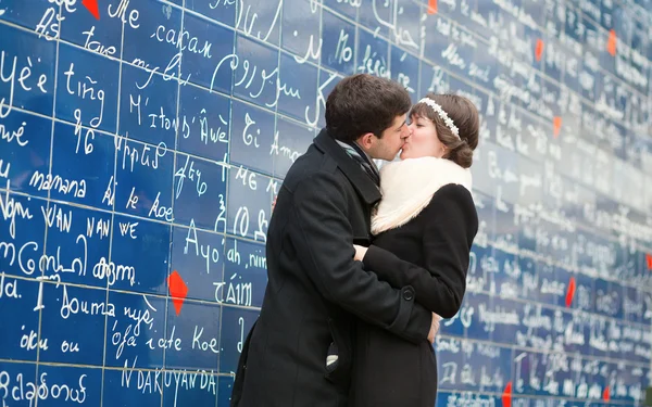 Coppia baci su Montmartre a Parigi — Foto Stock