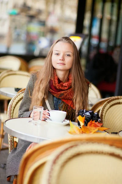 Romantische meisje, drinken koffie in een café — Stockfoto