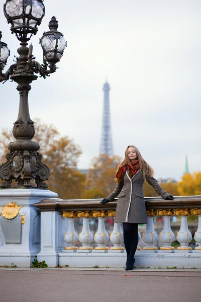 Joven hermosa dama en París — Foto de Stock