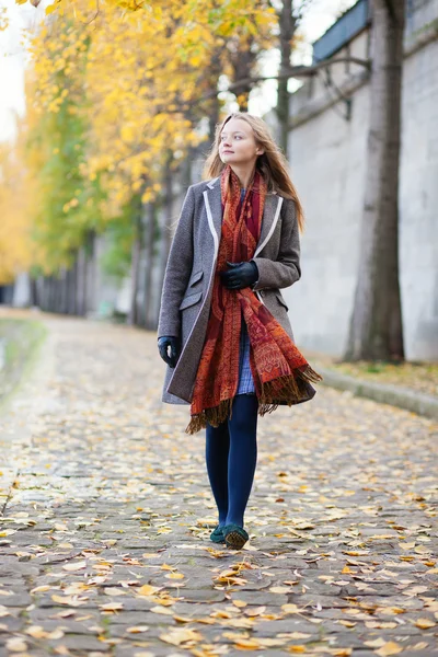 Mädchen läuft an einem Herbsttag allein — Stockfoto