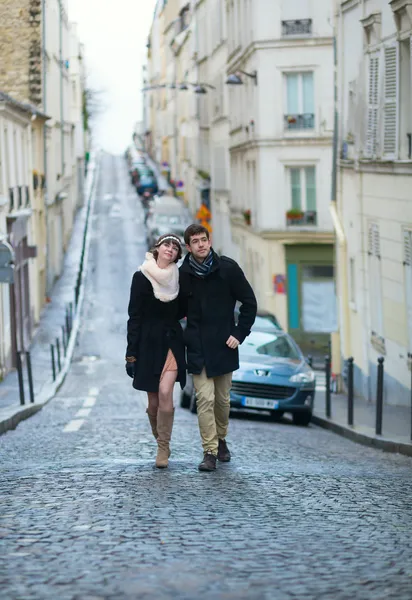 年轻夫妇走是街头的蒙马特尔 — 图库照片