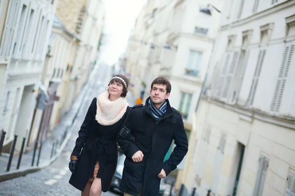 Casal feliz em Paris em um dia de primavera ou inverno — Fotografia de Stock