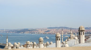 bir caminin minareleri arasında istanbul 'un görünümü
