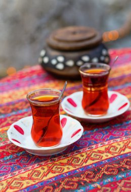 Geleneksel bardaklarda siyah Türk çayı