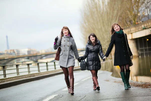 Amigos divirtiéndose en París en un día de primavera — Foto de Stock