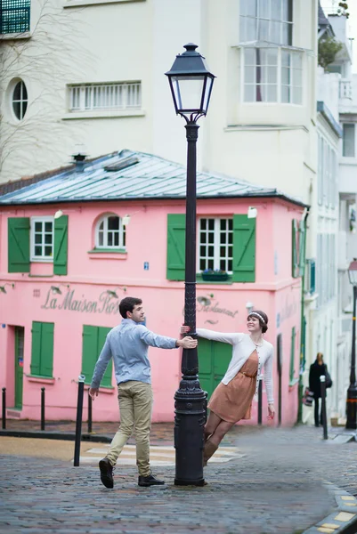 パリのモンマルトルの丘に美しいロマンチックなカップル — ストック写真