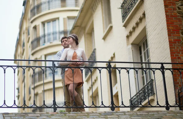 Namoro casal em Paris — Fotografia de Stock