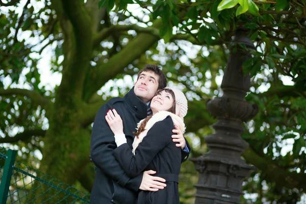 Gelukkige jonge romantisch paar knuffelen in park — Stockfoto