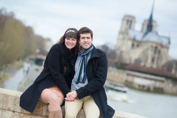 Pareja feliz en París en el terraplén del Sena —  Fotos de Stock