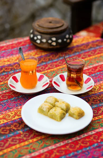 Apelsin- och turkiskt te serveras med baklawa — Stockfoto