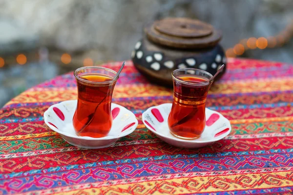 Czarna herbata turecka w tradycyjnych okularach — Zdjęcie stockowe