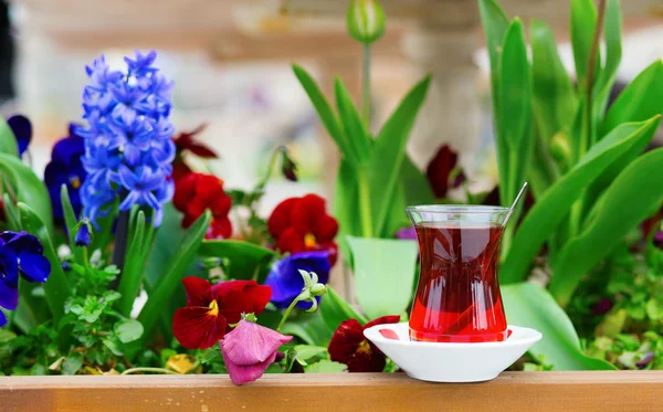 Tè turco nero con fiori — Foto Stock