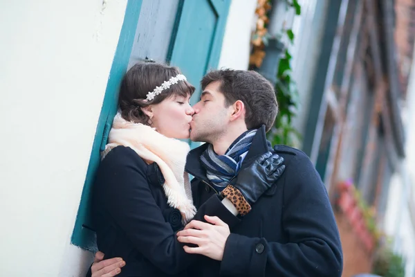 Vriendin en vriendje zoenen elkaar — Stockfoto