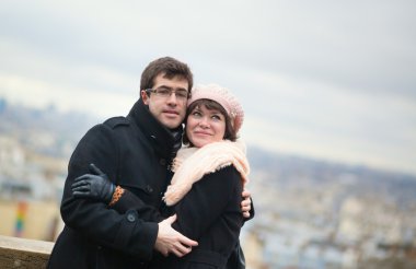 Genç çift Paris'te birlikte