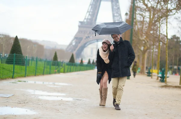 Casal romântico sob a chuva em Paris — Fotografia de Stock