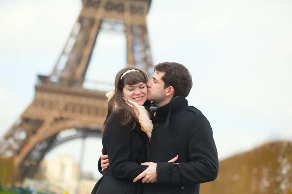 Pareja feliz pasando sus vacaciones en Francia —  Fotos de Stock