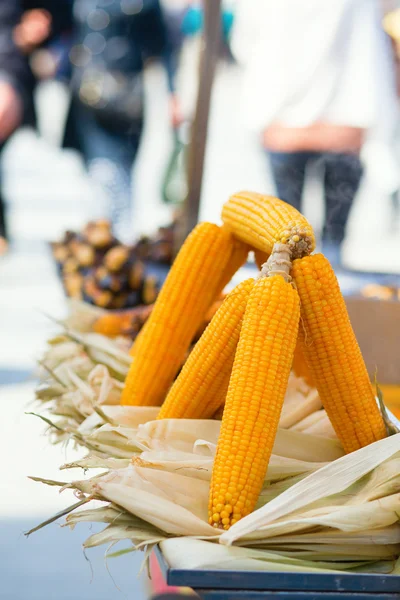 Gekochter Mais und gegrillte Kastanien — Stockfoto