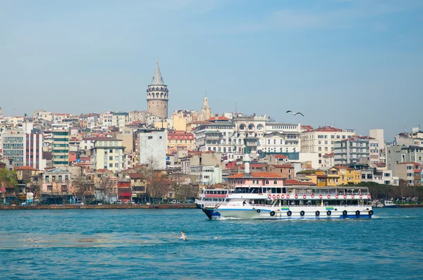 Vista de la torre de Galata a través del Bósforo — Foto de Stock