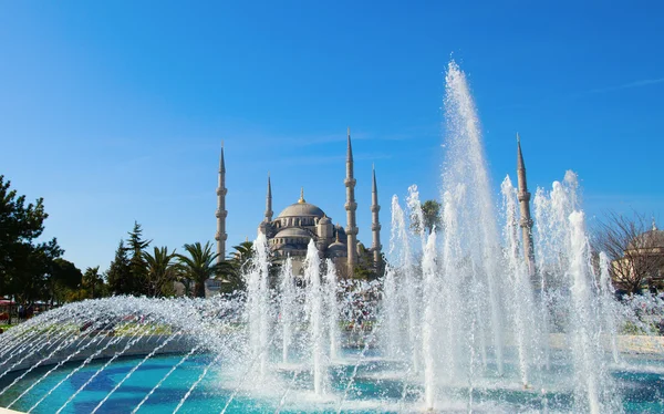 Vista da Mesquita Azul com fonte — Fotografia de Stock