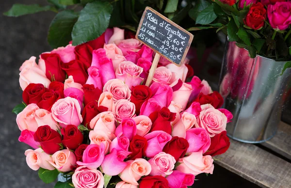 Lindas rosas frescas em um mercado de flores — Fotografia de Stock