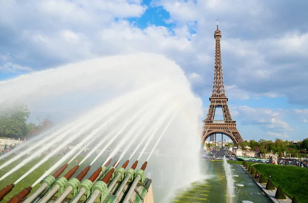 Eiffeltoren met fonteinen op trocadero — Stockfoto