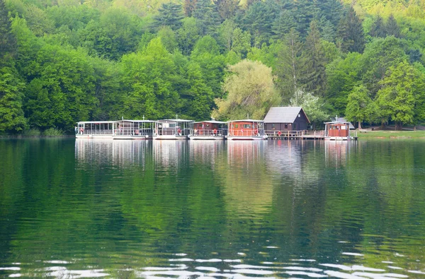 Ferries em Plitvice lagos parque nacional — Fotografia de Stock