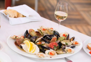 hazırlanan istiridye ve bir bardak beyaz şarap