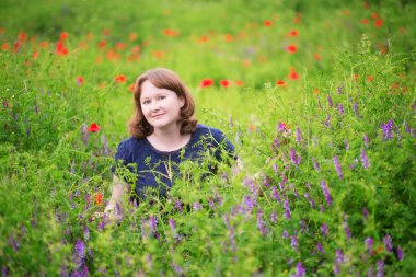 Kız parkta bir kitap okuma