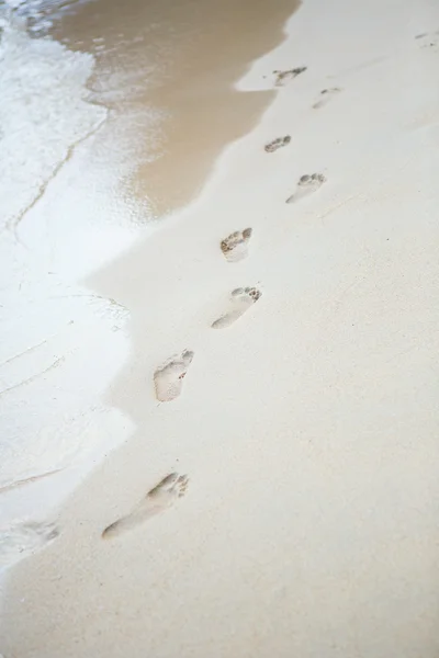 Footsteps on a perfect white sand beach — Stock Photo, Image