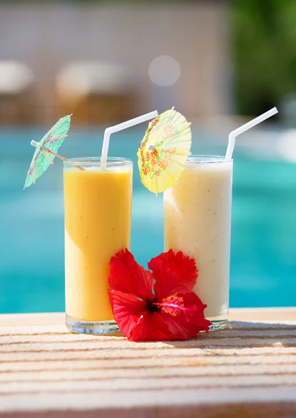 Deliciosos smoothies de frutas em um resort tropical — Fotografia de Stock