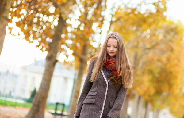 Dívka s procházkou na krásný podzimní den — Stock fotografie