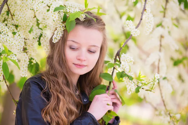 Portræt af en smuk pige med blomstrende træ - Stock-foto