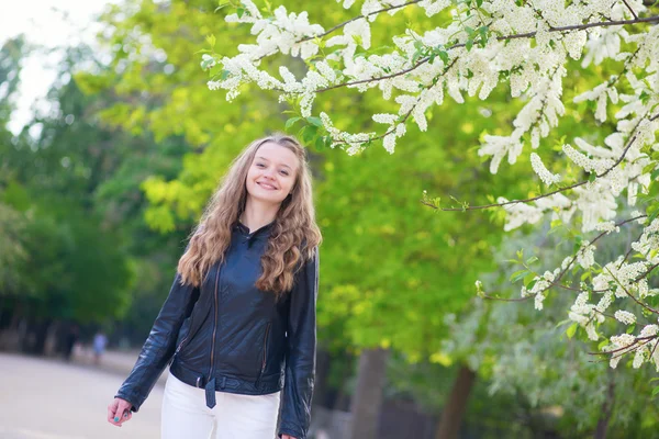 Flickan i parken en vårdag — Stockfoto