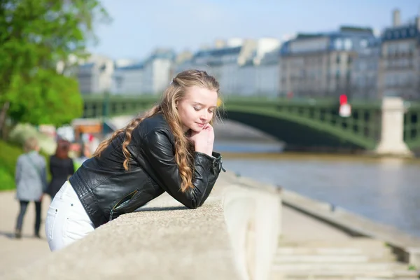 Ragazza godendo calda giornata primaverile — Foto Stock