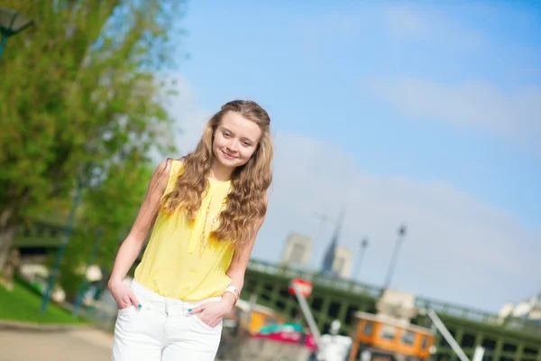 Joyful girl walking in Paris — Stock Photo, Image