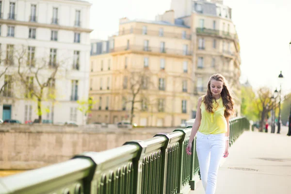 Meisje op een brug — Stockfoto